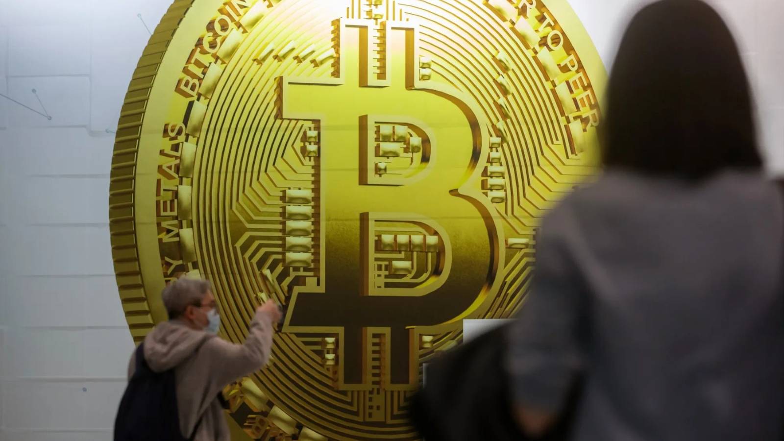 خيارات "بيتكوين" تكشف مخاوف من هبوط سعرها إلى 100 ألف دولار