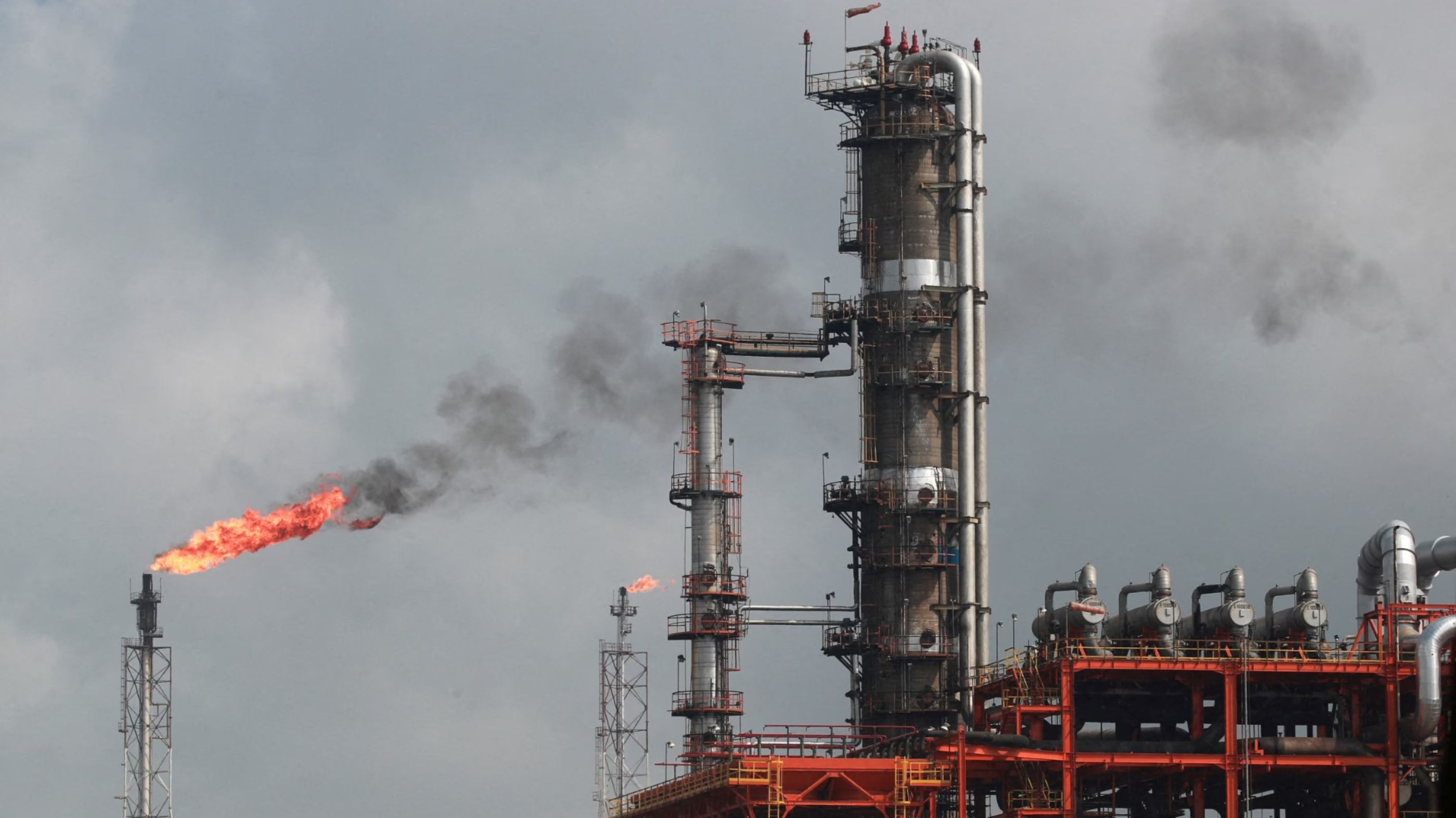 "جولدمان ساكس" لا يتوقع حدوث تعطيلات كبيرة للنفط بعد ضربة إيران