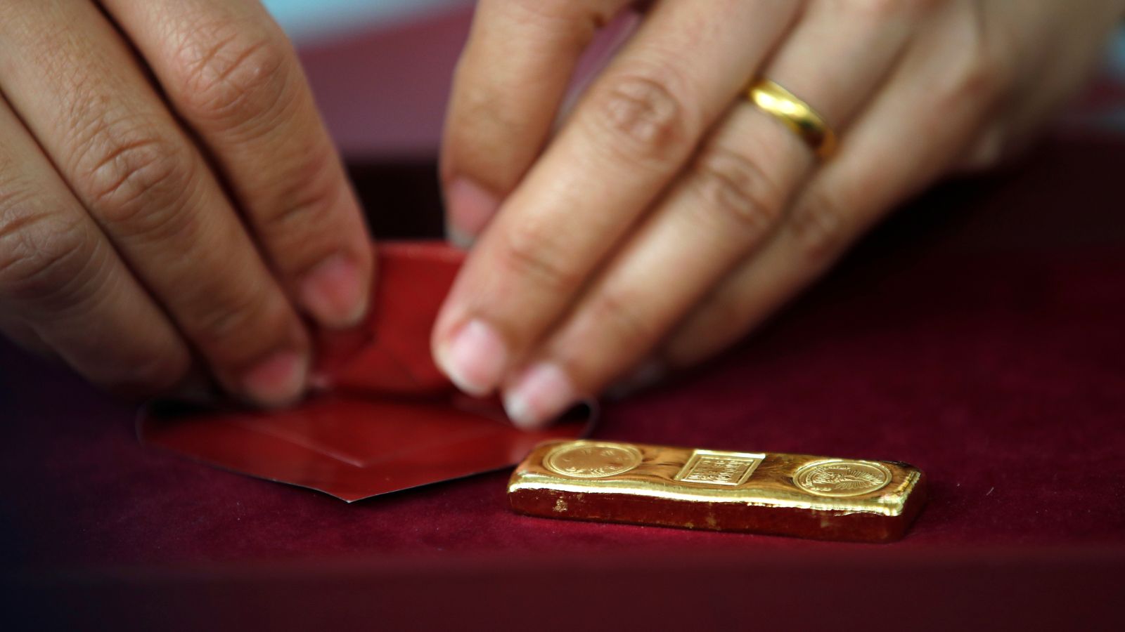 الذهب يواصل التراجع مع صمود اتفاق وقف النار بين إيران وإسرائيل