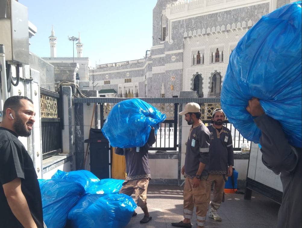 11 حاوية في الحرم المكي لإعادة تدوير إحرامات الحجاج وتستهدف 70 طنا