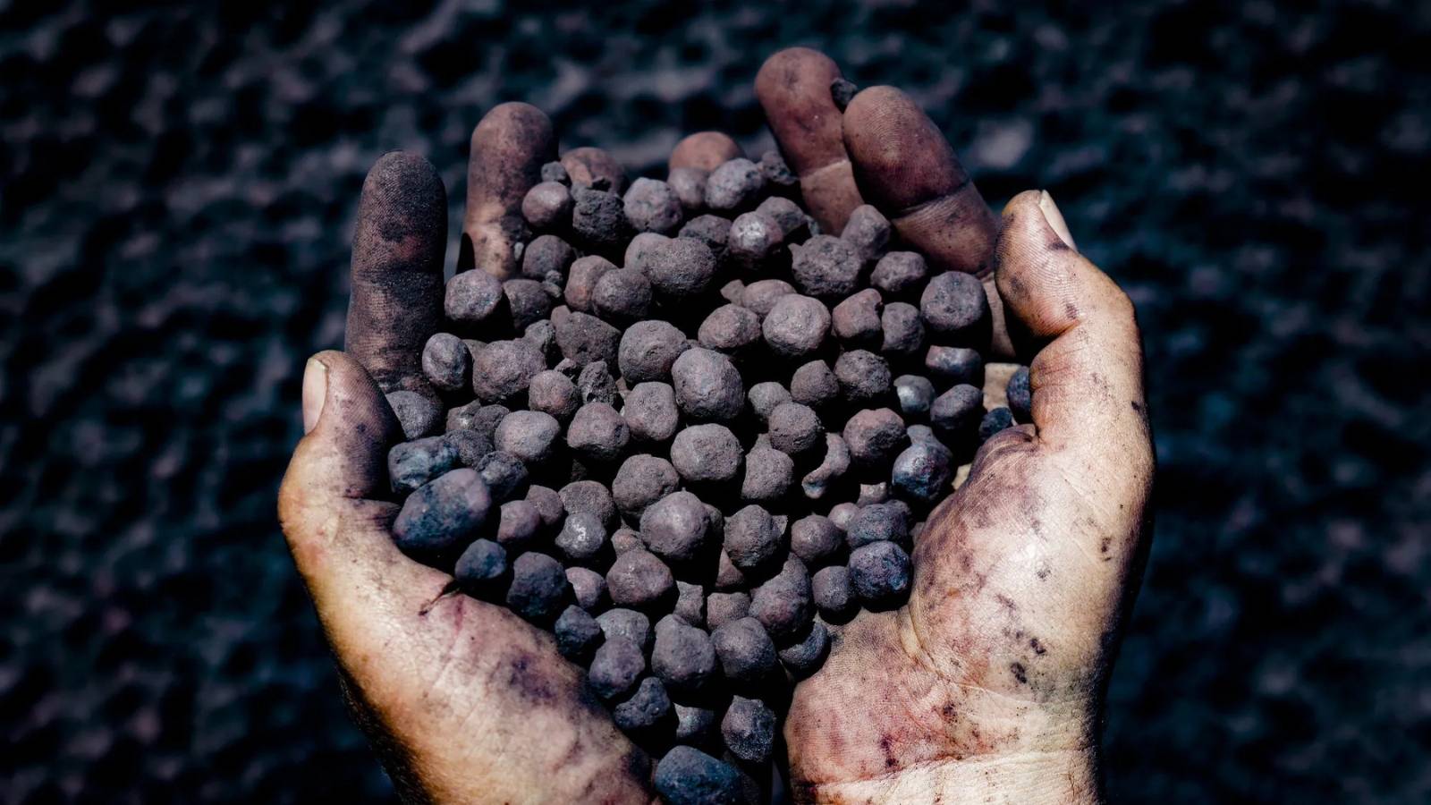 سعر خام الحديد يتجاوز 100 دولار للطن للمرة الأولى منذ مايو بدعم بنمو اقتصاد الصين