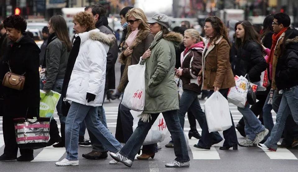 إنفاق المستهلكين ينقذ الاقتصاد الأمريكي من السقوط
