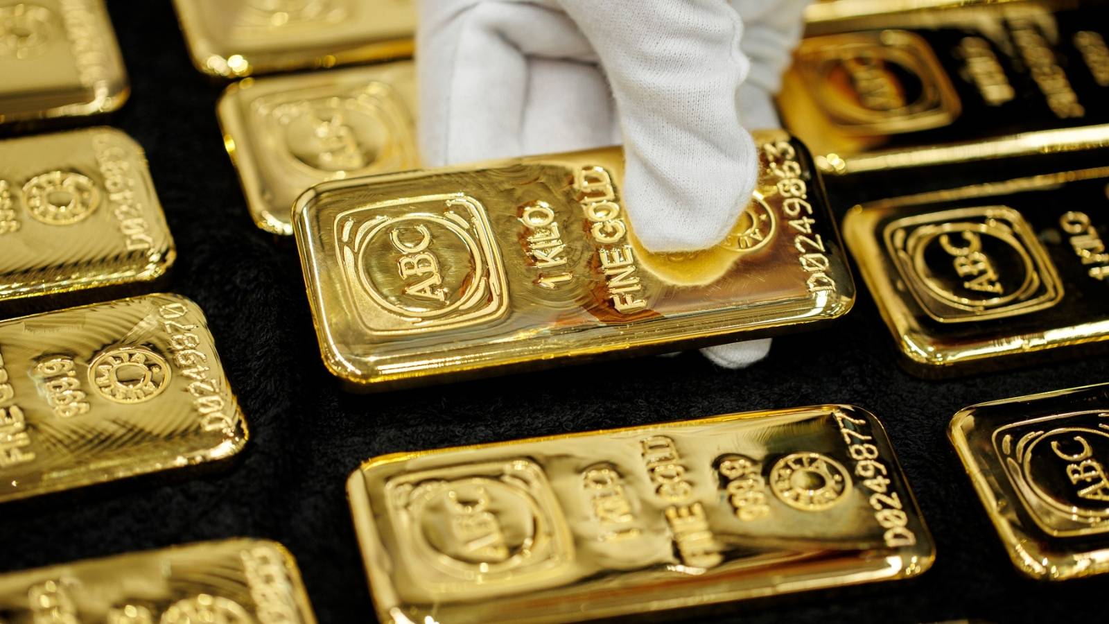 الذهب يتداول عند مستوى 3350 دولارا بانتظار اتضاح مسار أسعار الفائدة