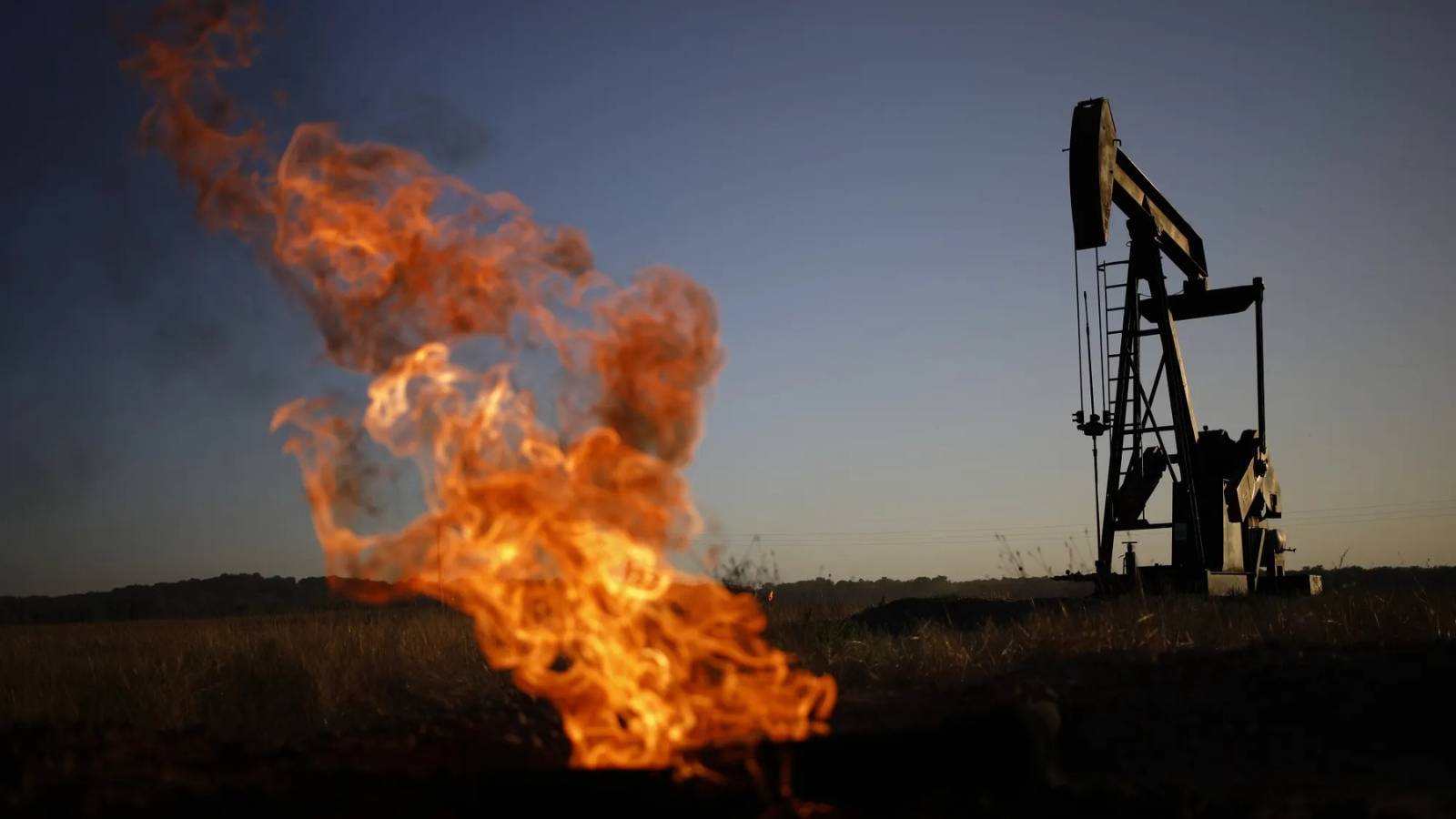 النفط يصعد 0.4 % بدعم تفاؤل حول التجارة وتراجع المخزونات الأمريكية