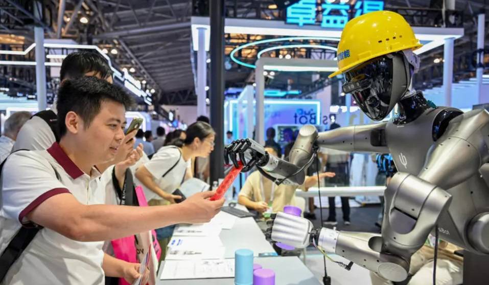 روبوتات شبيهة بالبشر تجسد في شنغهاي طموحات الصين في الذكاء الاصطناعي