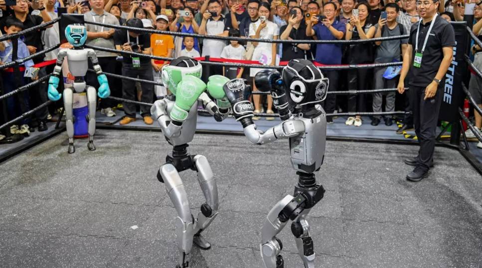 روبوتات شبيهة بالبشر تجسد في شنغهاي طموحات الصين في الذكاء الاصطناعي