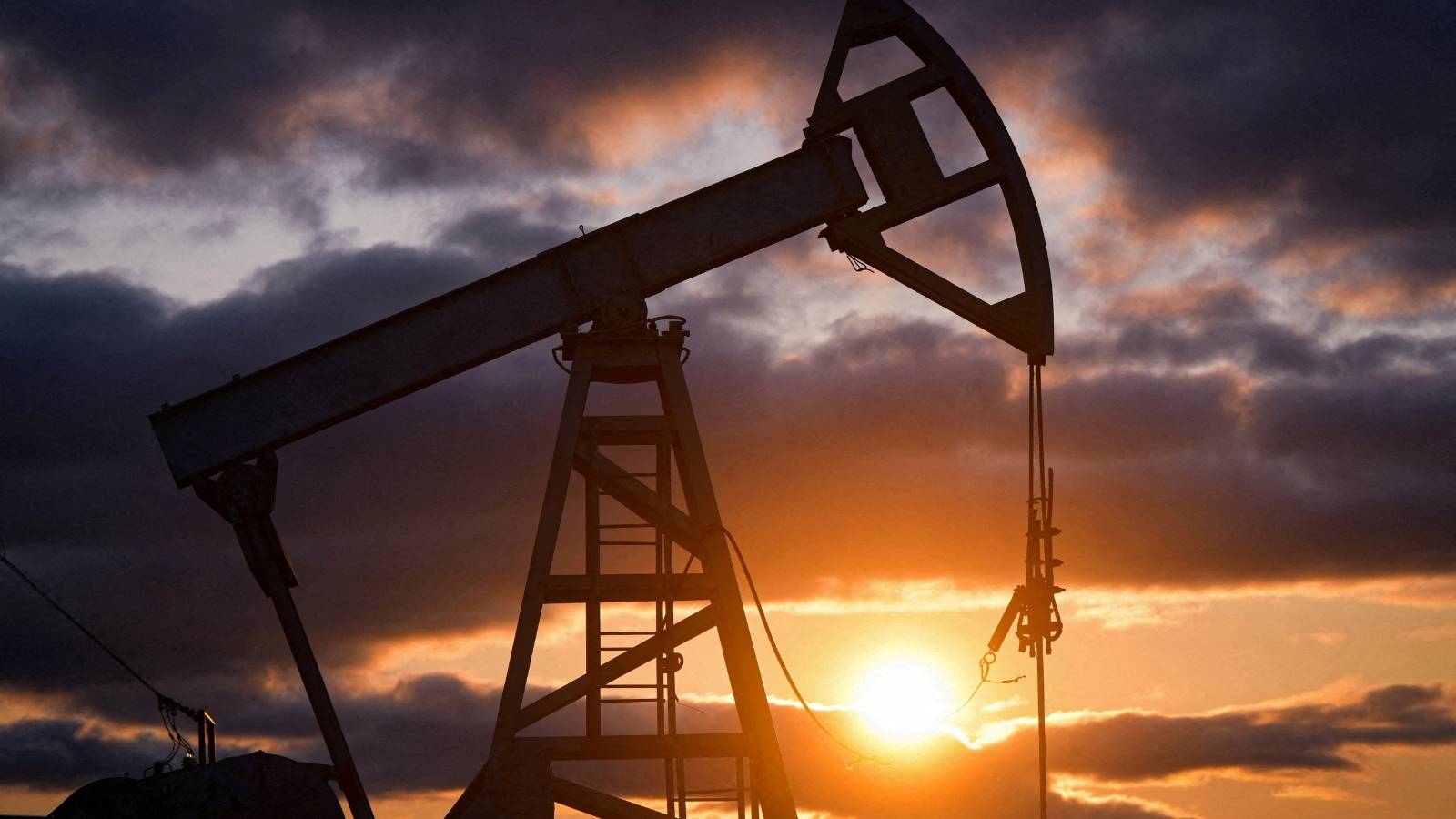 النفط يرتفع بعد اتفاق أمريكا وأوروبا واحتمال تمديد التعليق مع الصين