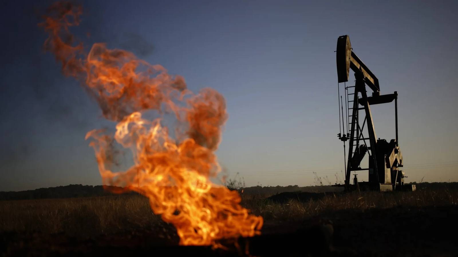 النفط يستقر بعد ارتفاع مع تهديد أمريكا بفرض عقوبات على الهند