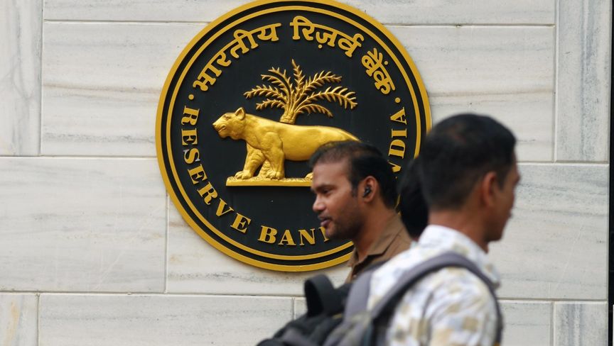 الهند تبيع 5 مليارات دولار على الأقل للدفاع عن الروبية