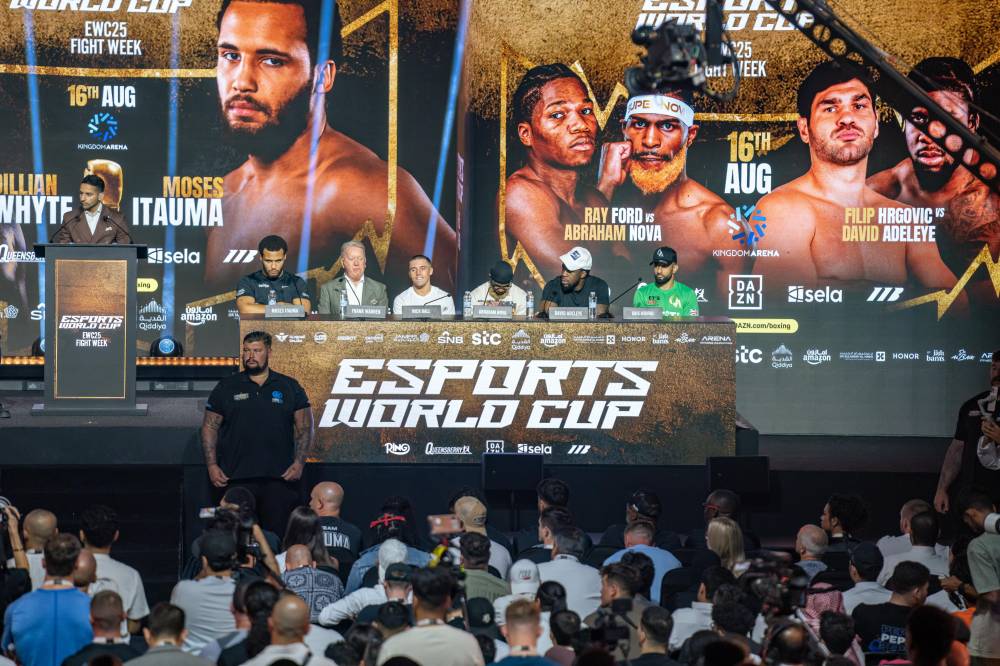 إيتاوما ووايت يتواجهان في المؤتمر الصحفي قبل نزال قمة الوزن الثقيل في الرياض