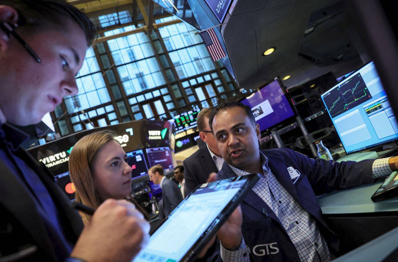 وول ستريت تغلق على تباين بعد تقرير أسعار المنتجين الأمريكيين