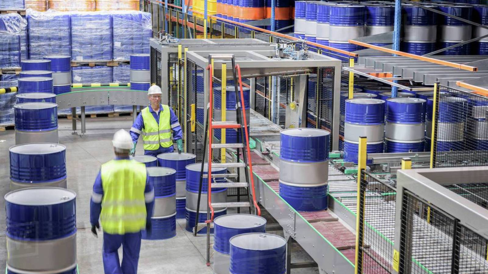 النفط يتراجع دولارا عند التسوية مع توجه أنظار المستثمرين إلى قمة ترمب وبوتين