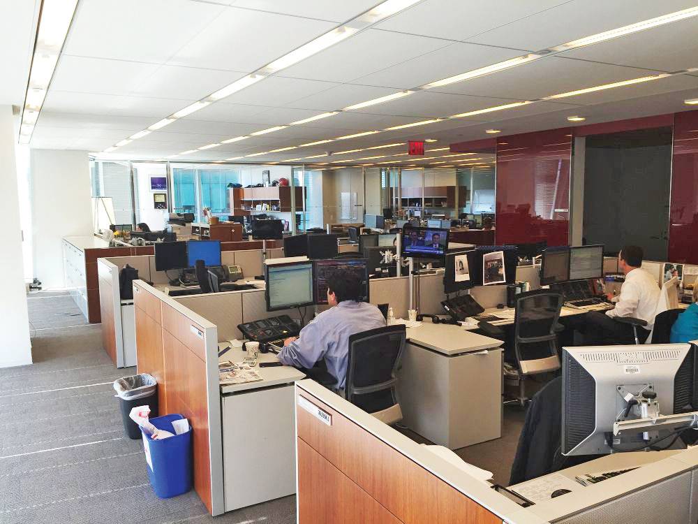 الانهيار الصامت .. صراع الموظف بين البقاء المرهِق والخوف من المجهول