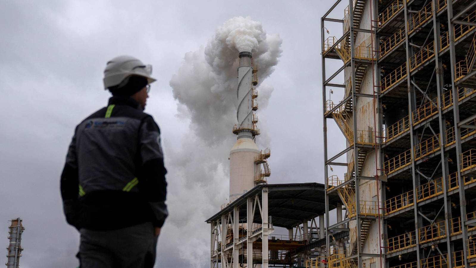 النفط يتراجع مع التركيز على محادثات السلام المحتملة بين روسيا وأوكرانيا