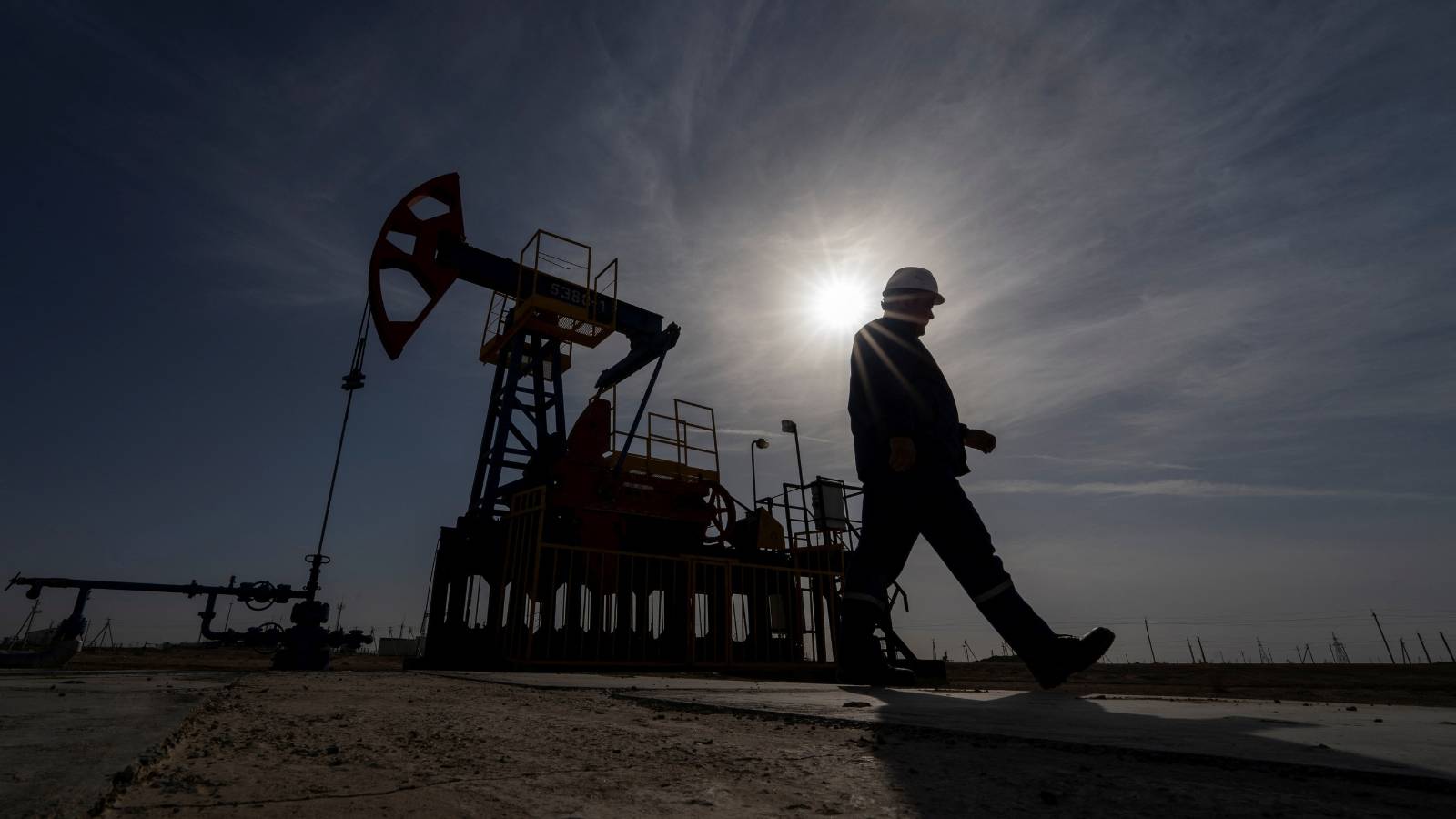 النفط يرتفع مع عودة مخاوف الإمدادات جراء استغراق محادثات السلام وقتا أطول