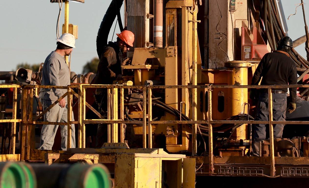 النفط يتجه لإنهاء خسائر دامت أسبوعين مع زيادة علاوة المخاطرة