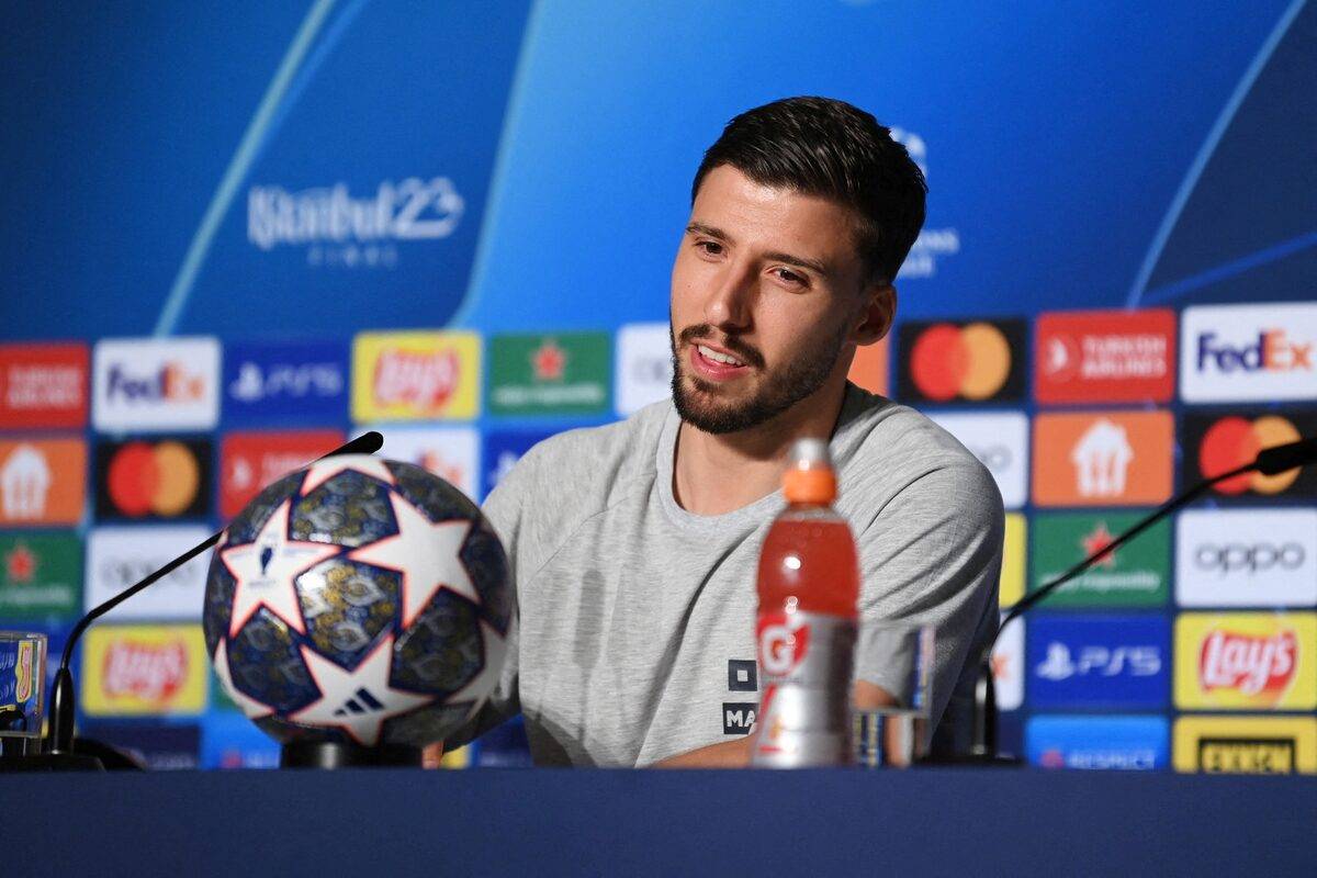 مانشستر سيتي يجدد عقد المدافع دياز حتى عام 2029