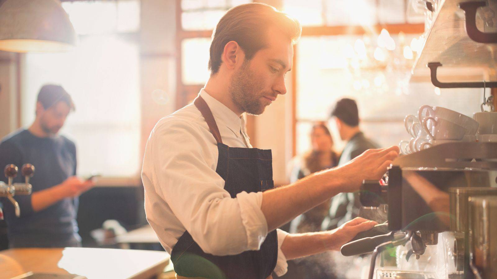 من الجامعة إلى الواقع الصادم .. صانعو القهوة يتفوقون في الرواتب