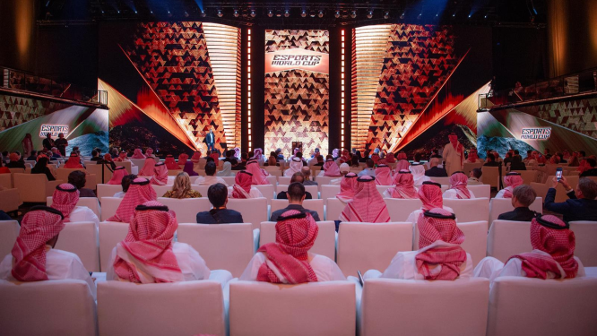 ولي العهد السعودي يتوج "فالكونز" بلقب كأس العالم للرياضات الإلكترونية