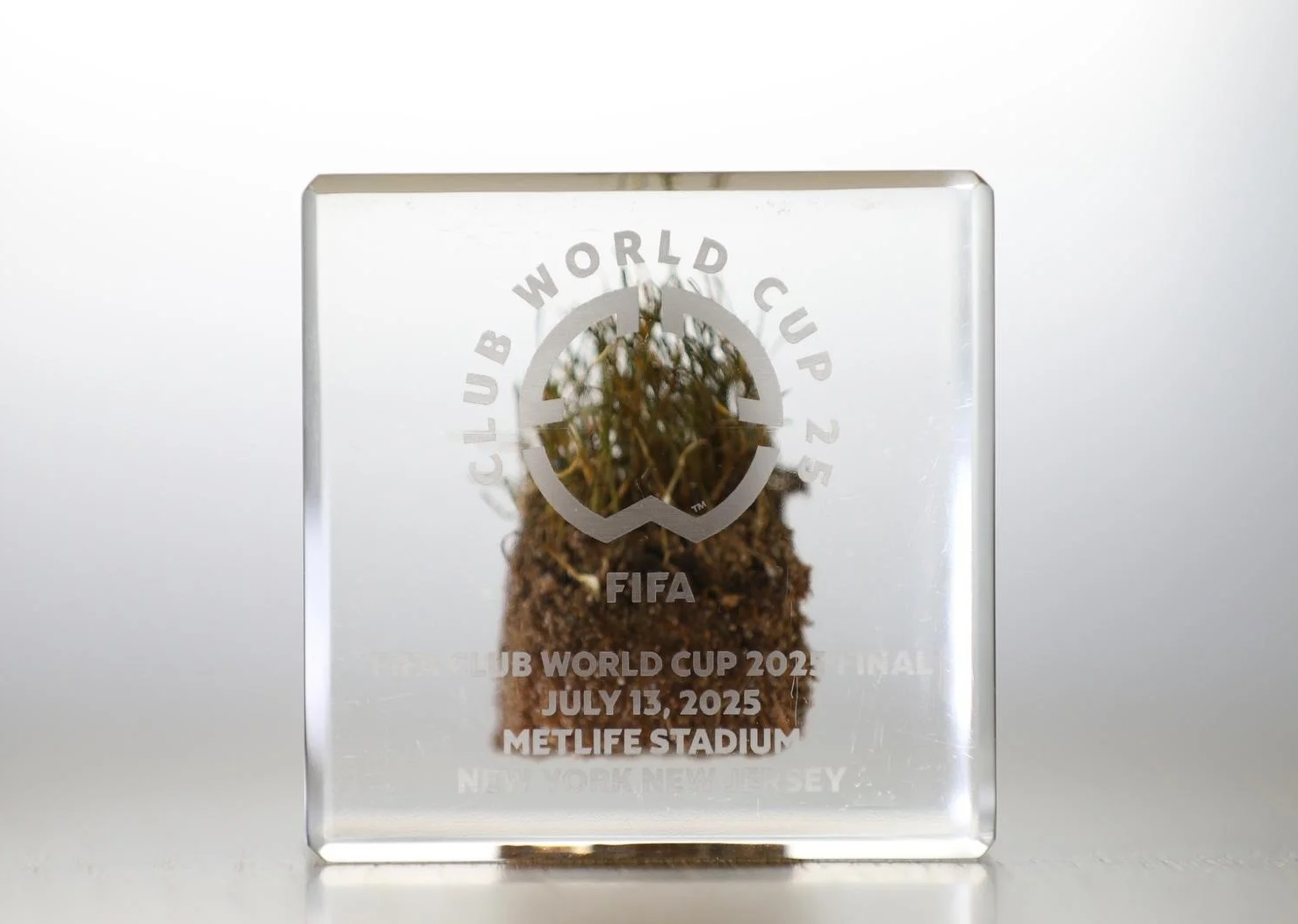 "فيفا" يعرض قطعا من أرضية ملعب نهائي كأس العالم للأندية للبيع بـ 150 جنيه إسترليني