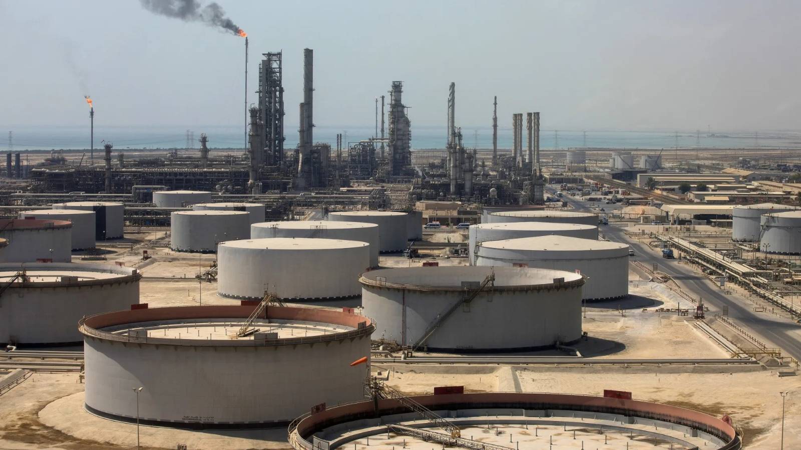 أسعار النفط تتجه لأول خسارة شهرية منذ أبريل مع تزايد المعروض