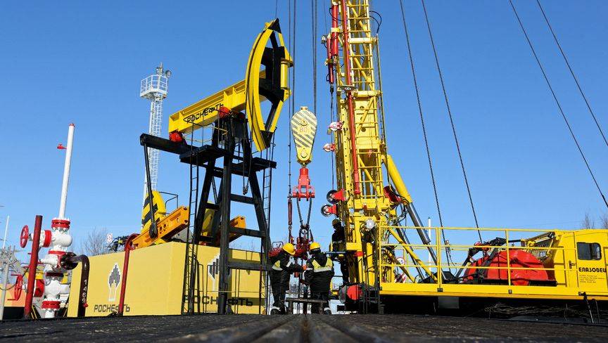هبوط الأسعار وقوة الروبل يدفعان أرباح شركات النفط الروسية إلى التراجع