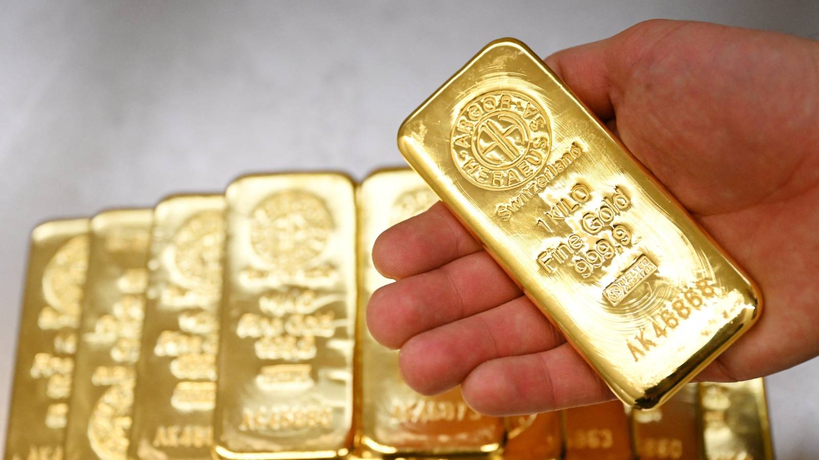 الذهب ينخفض بفعل جني الأرباح بعد الارتفاع الحاد لجلسة الجمعة