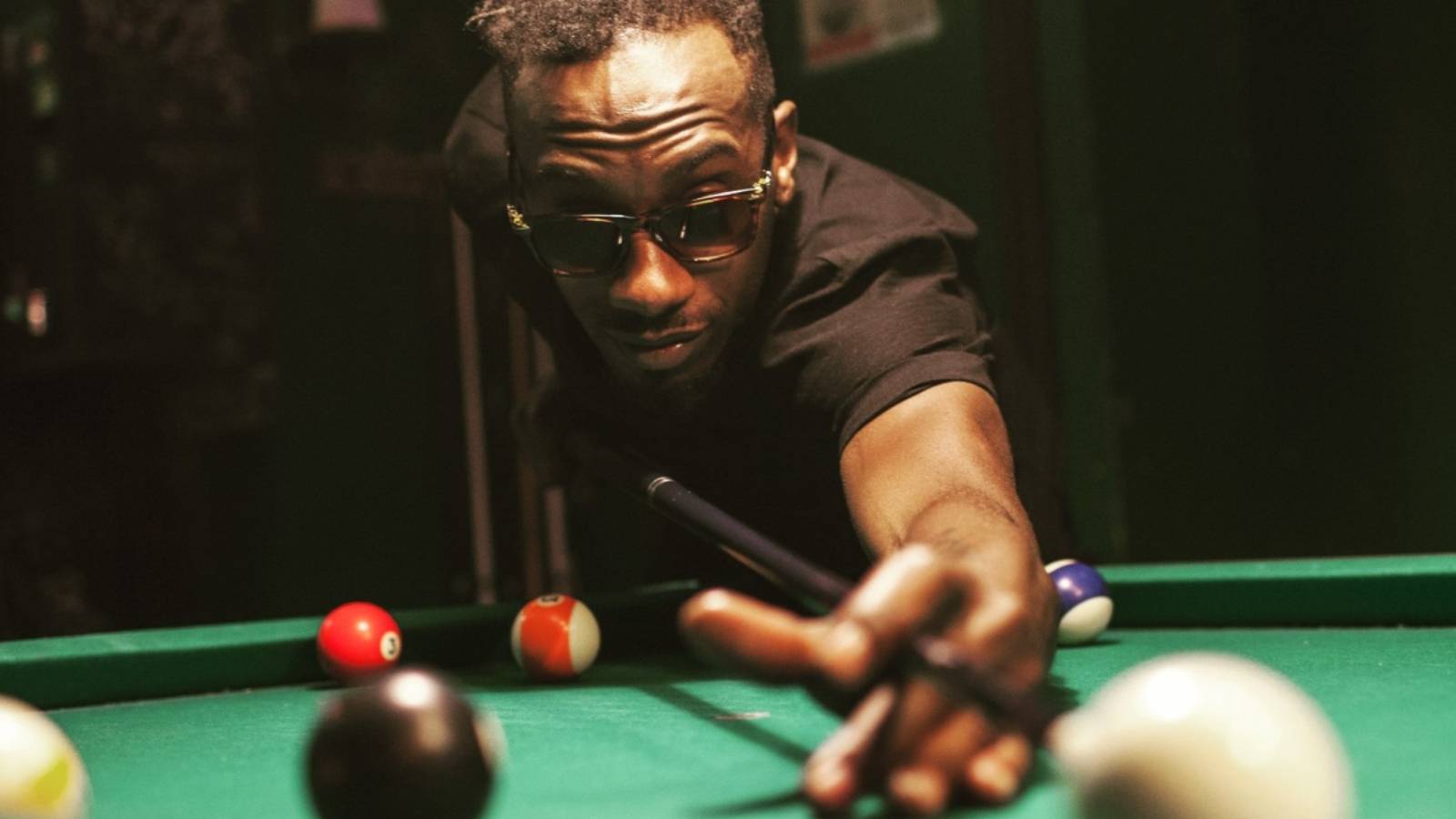 كلايد بيزلي .. كيف تصنع ثروة وراء القضبان ؟