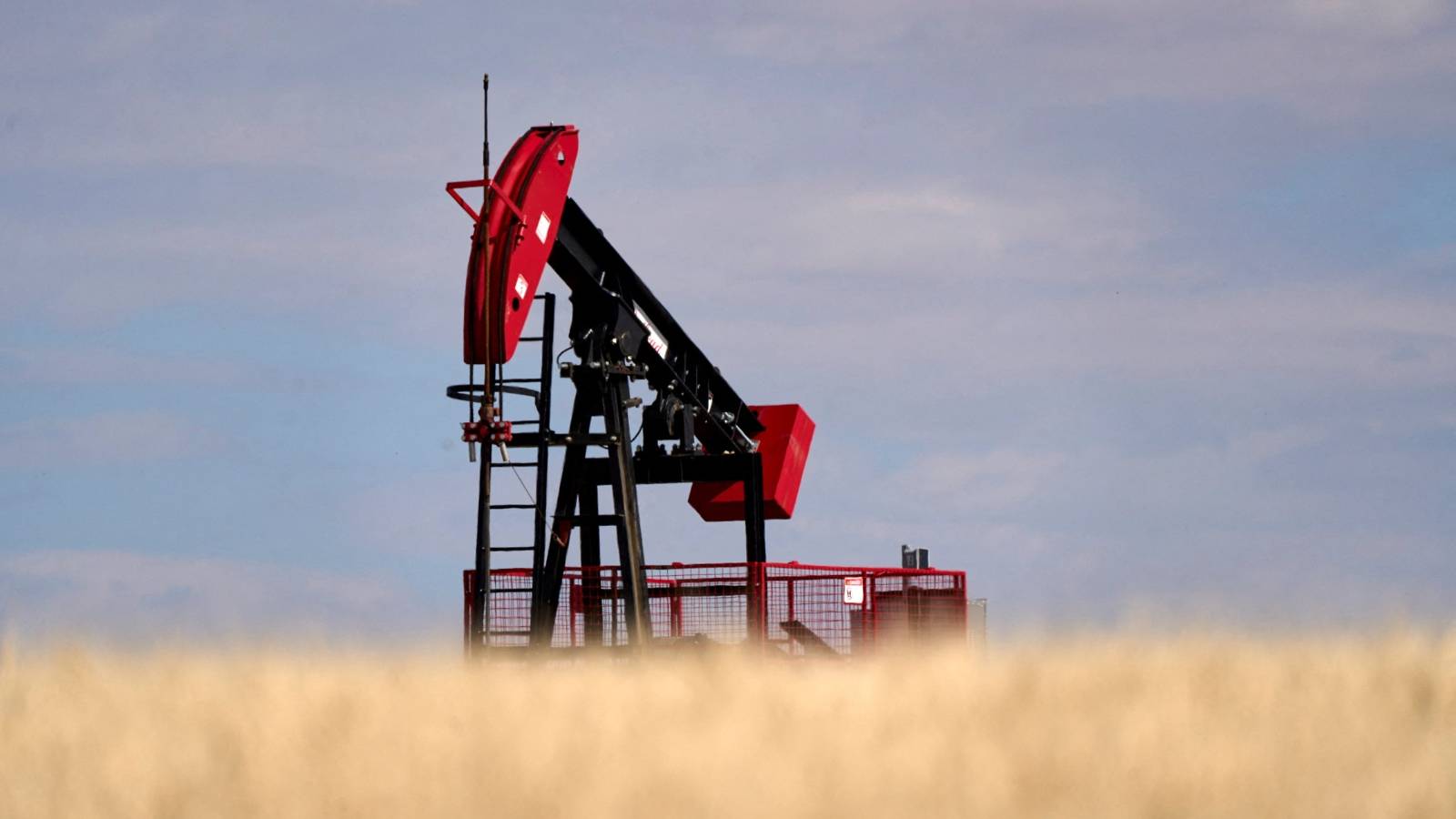 النفط في نطاق ضيق مع تغلب تأثير الرسوم الجمركية على اضطراب الإمدادات