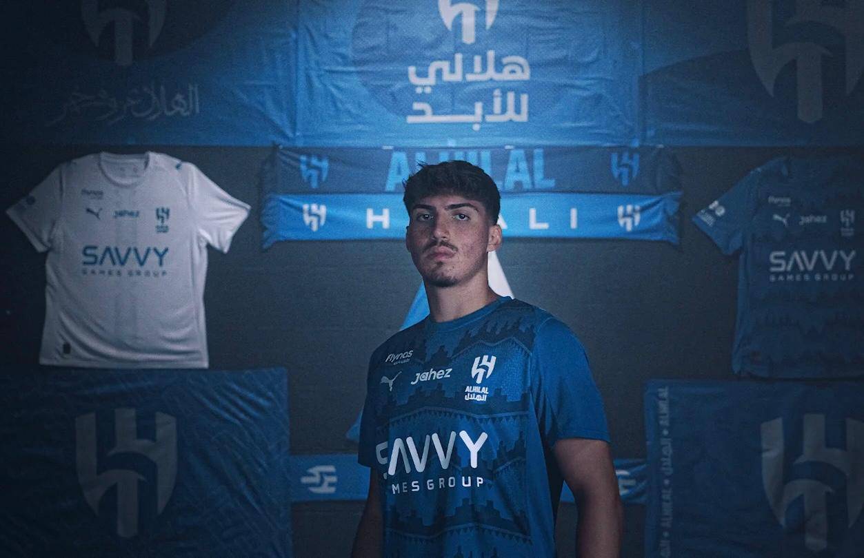 الهلال يؤمن دفاعه بأكتشيشيك بـ 22 مليون يورو .. فنار بخشه يشترط 15% من البيع