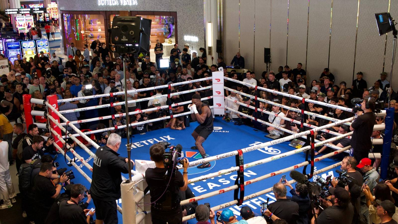 لاس فيجاس تجمع مواجهات استعراضية وتدريبات ضمن أسبوع النزال بين كانيلو وكروفورد