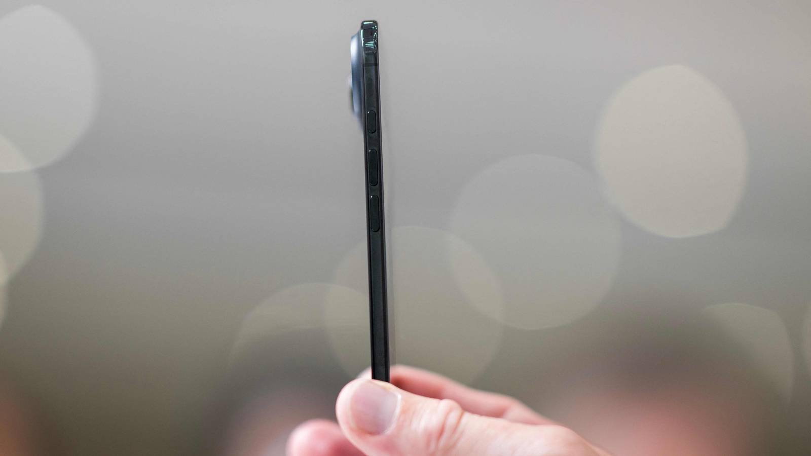 "أبل" تهيئ لفكرة شراء "آيفون" بـ 2000 دولار .. لن تتحمل تكاليف الرسوم الجمركية