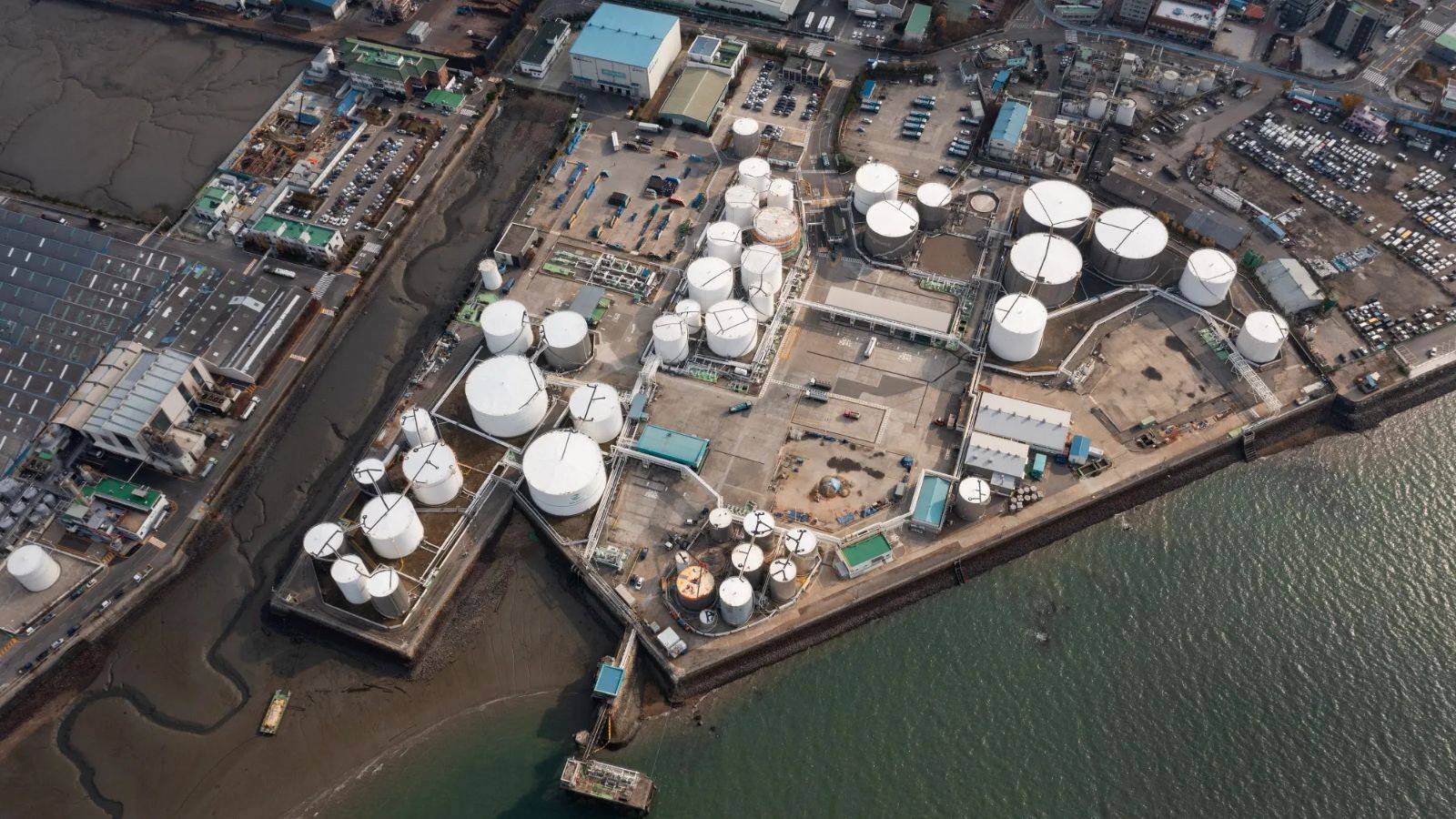 تراجع أسعار النفط بنحو 2% متأثرة بمخاوف ضعف الطلب الأمريكي