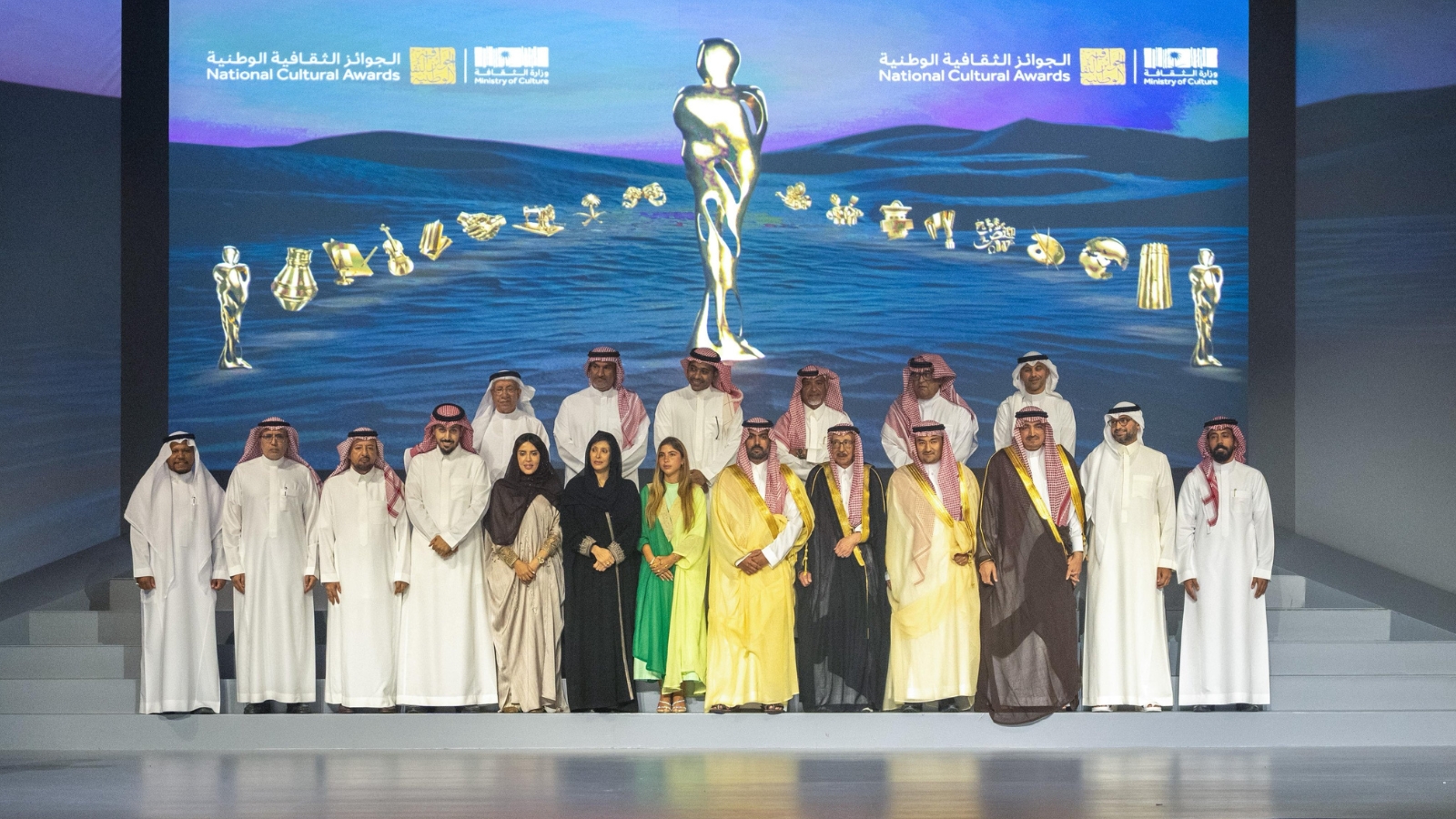 برعاية ولي العهد .. وزير الثقافة يتوج الفائزين بالجوائز الثقافية الوطنية
