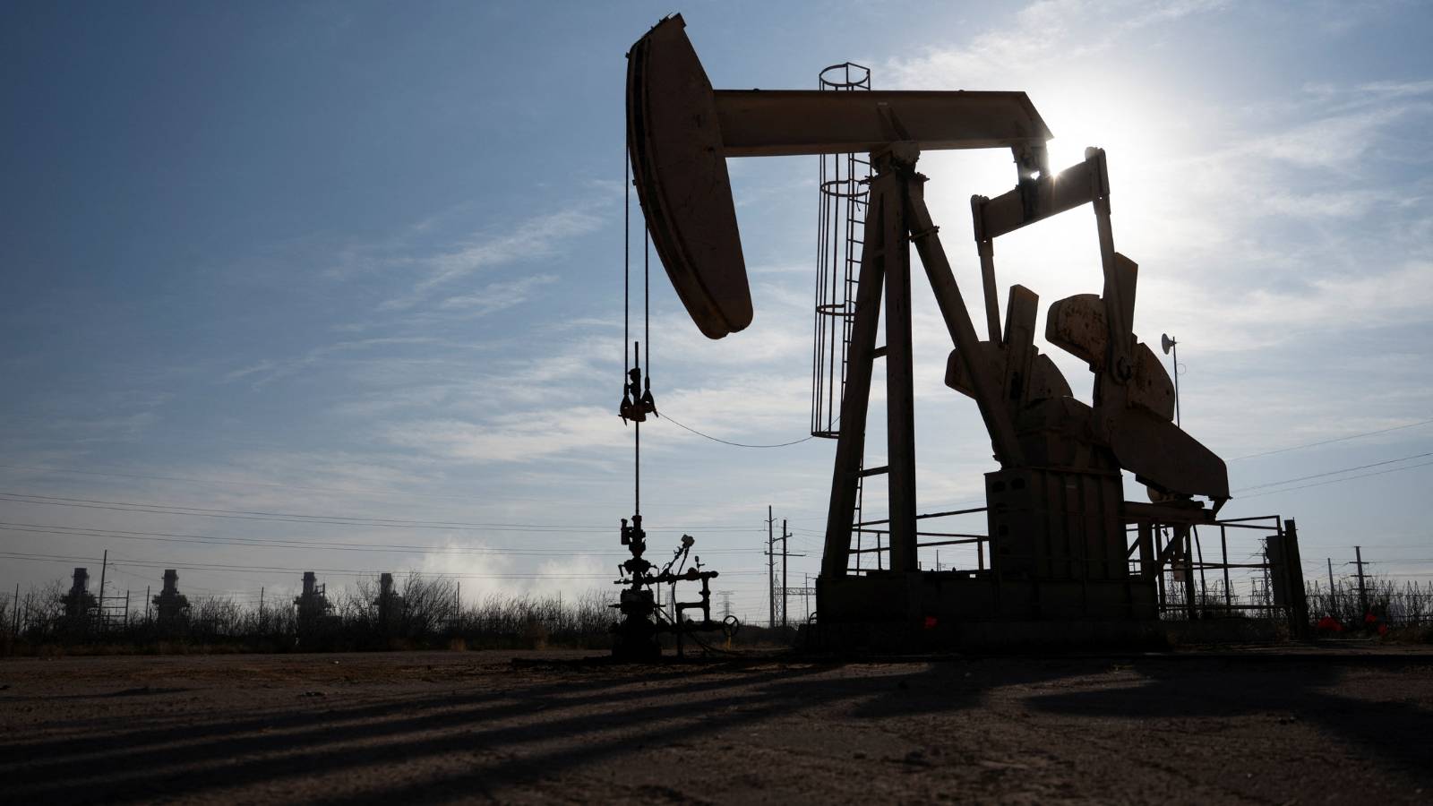 النفط يحافظ على مكاسبه مع ترقب المستثمرين لتأثير هجمات على منشآت روسية