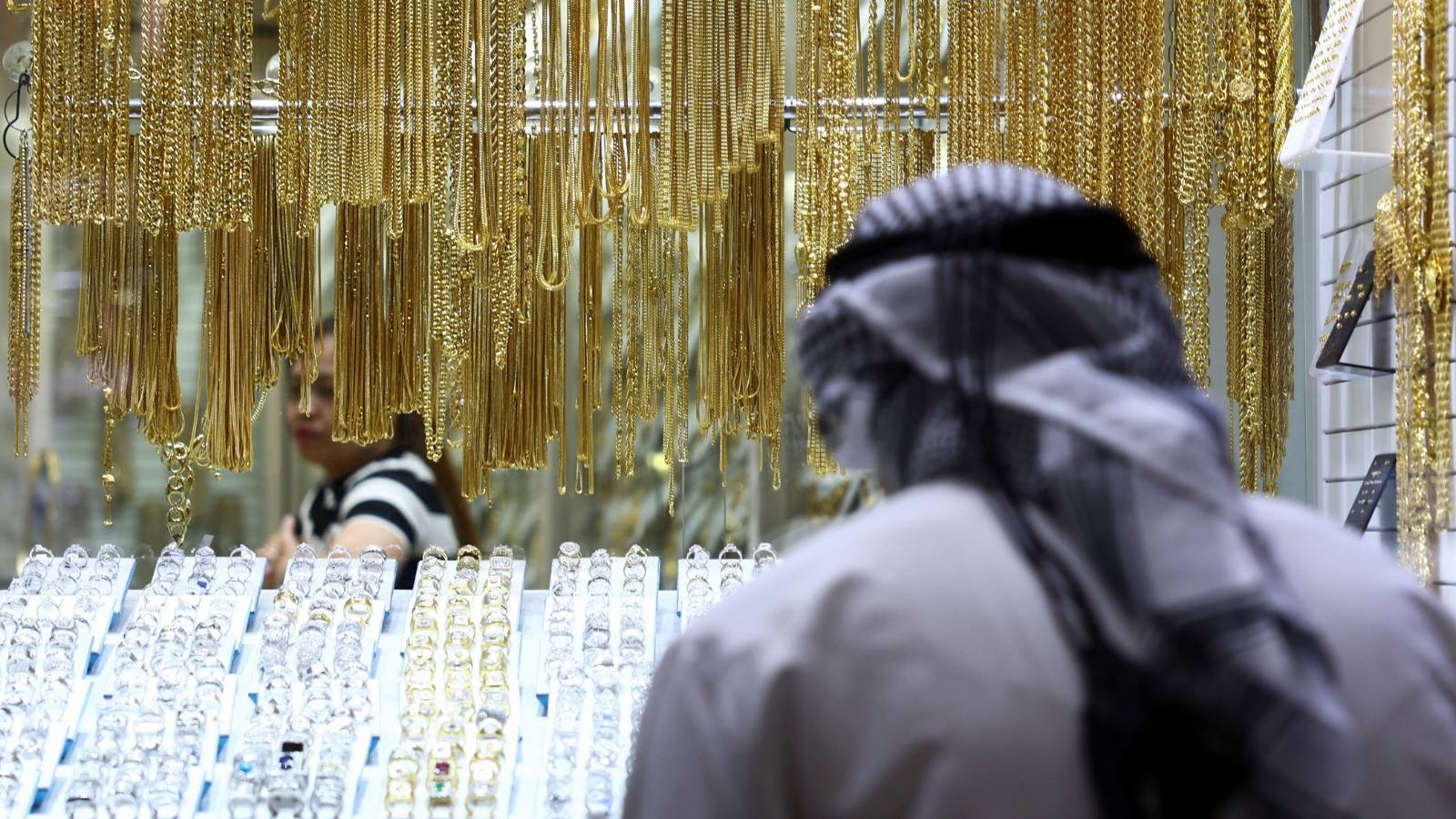 الذهب يسجل ارتفاعا قياسيا مع تراجع الدولار قبيل اجتماع الفيدرالي 