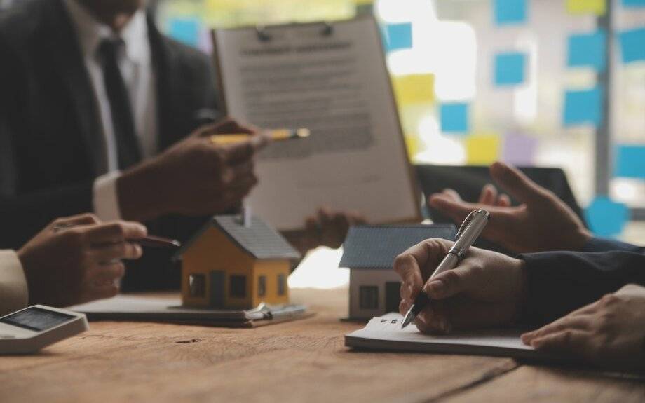 الخبرات الميدانية أم الشهادات الجامعية الأهم في أسواق العقار ؟