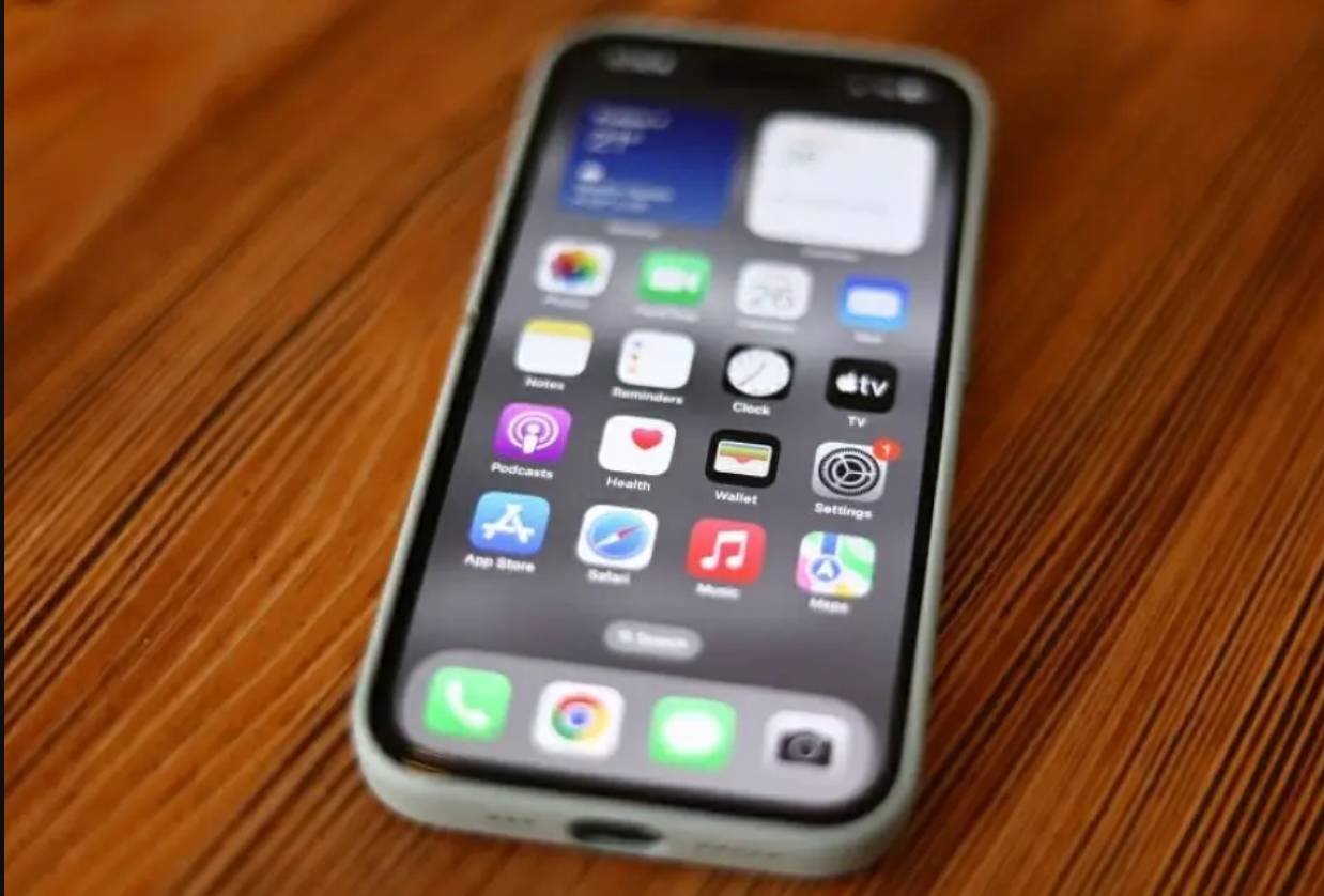 لماذا ينخفض أداء بطارية آيفون بعد تحديث iOS 26؟.. أبل تكشف السبب