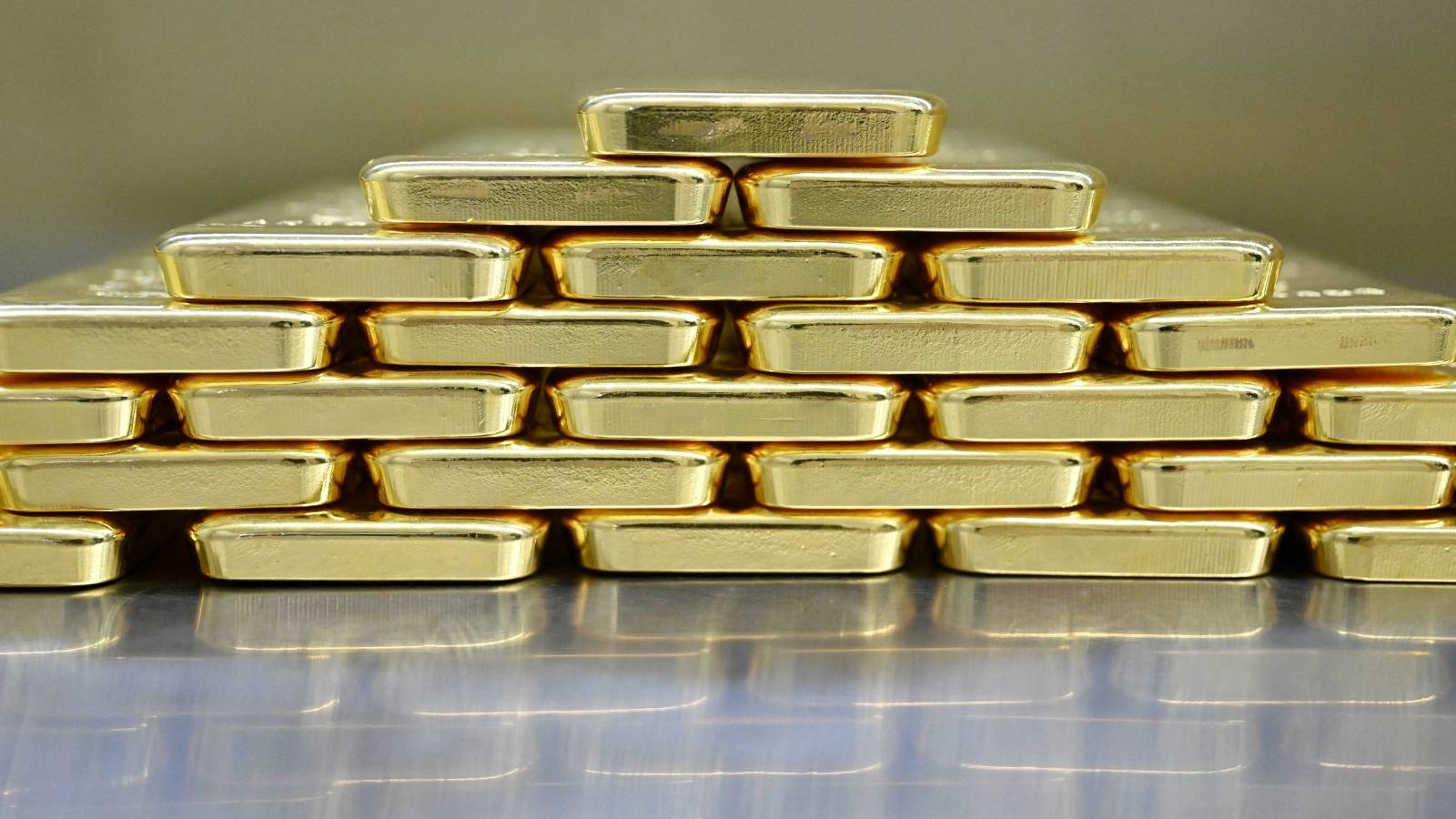 أسعار الذهب توصل خسائرها مع ارتفاع الدولار بعد خفض الفائدة الأمريكية 