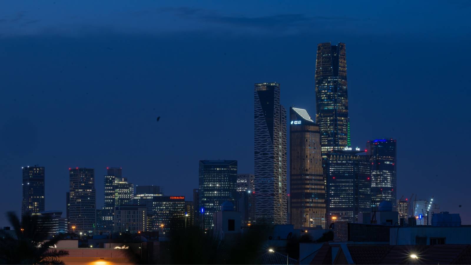 السعودية تعتزم بيع صكوك مقومة بالدولار على شريحتين