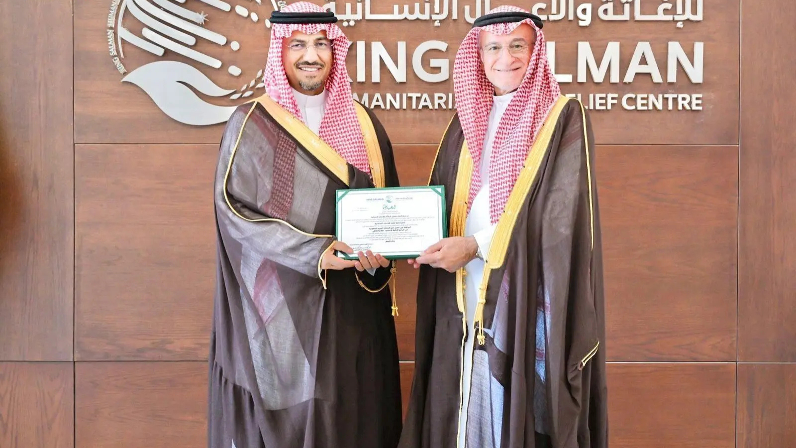 مركز الملك سلمان للإغاثة يسلم جمعية مأوى للخدمات الاجتماعية شهادة الموافقة الأولية للعمل