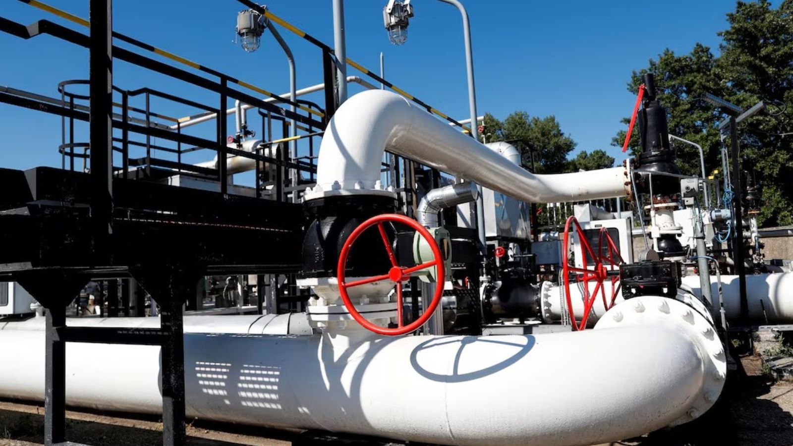 النفط يتراجع لليوم الخامس مع تجدد المخاوف بشأن وفرة الإمدادات