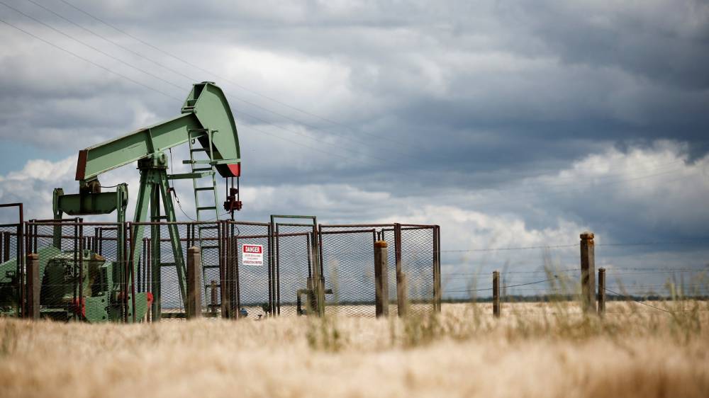 انخفاض مخزونات الخام الأمريكية يدفع أسعار النفط إلى الارتفاع لليوم الثاني