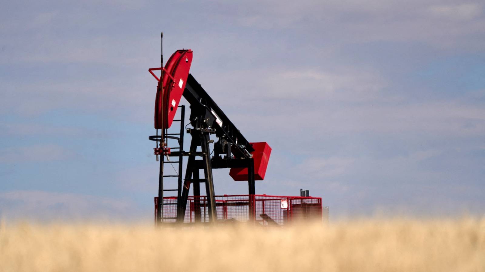 أسعار النفط تتراجع وسط جني أرباح بعدما سجلت أعلى مستوياتها في 7 أسابيع