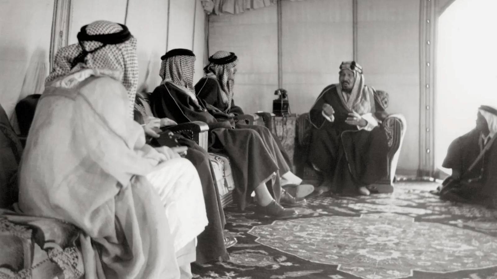 من مكة المكرمة إلى وول ستريت.. قطار الاقتصاد السعودي في محطات تاريخية ماليا