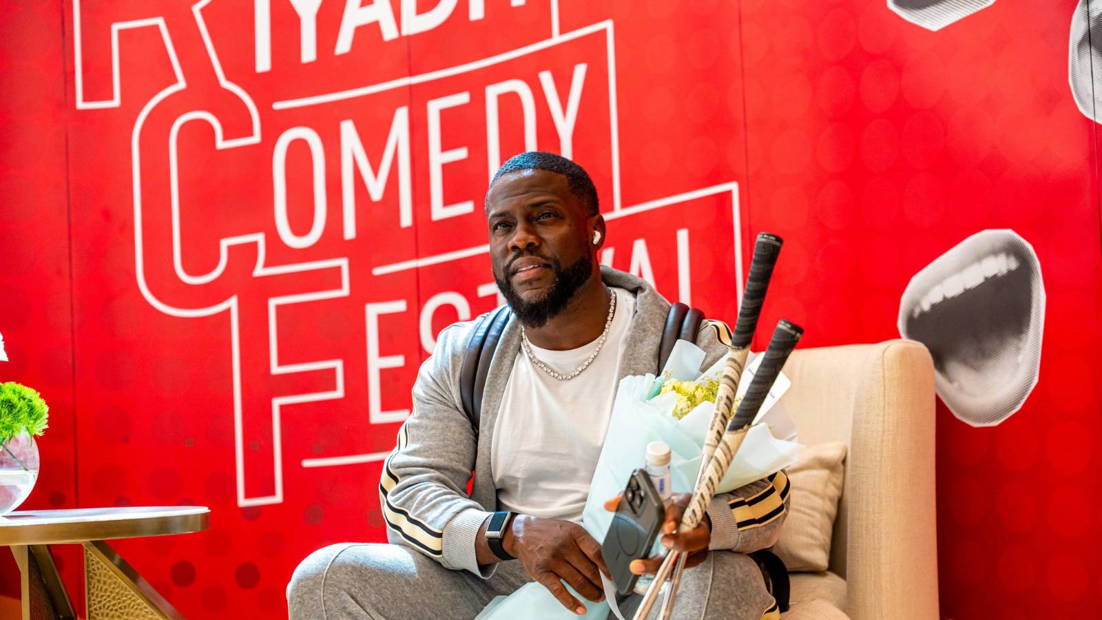 النجم العالمي كيفن هارت يصل السعودية لتقديم عرضه المنتظر في مهرجان الرياض للكوميديا
