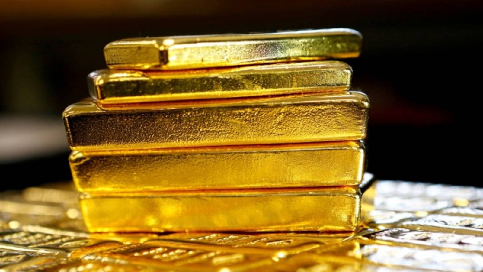 الذهب يحوم قرب ارتفاع قياسي مع تراجع الدولار وزيادة توقعات خفض الفائدة 