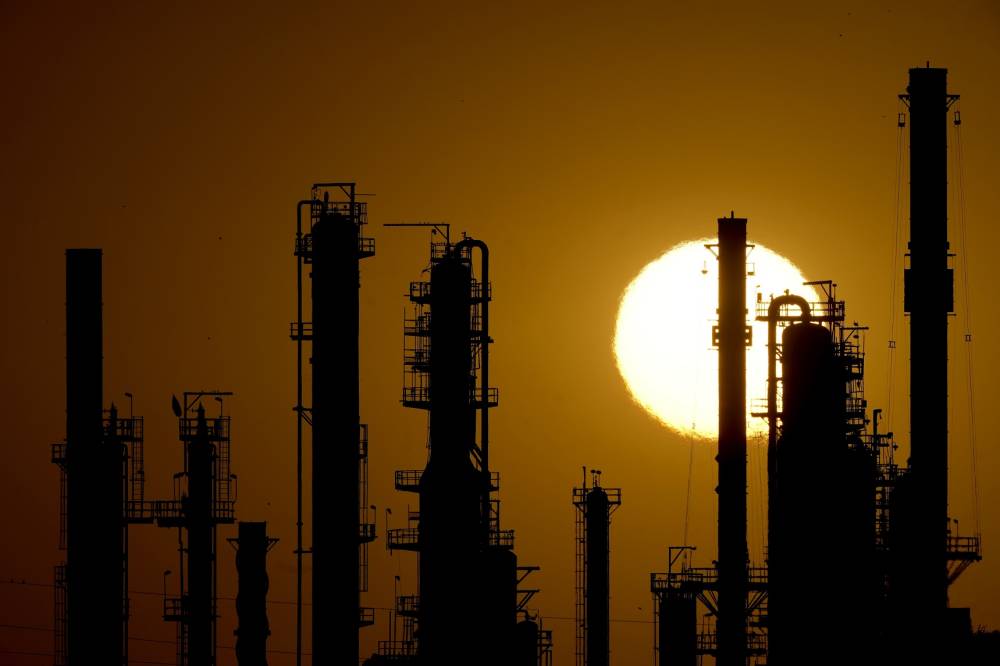 النفط يتراجع 3% نتيجة توقعات نمو المعروض العالمي