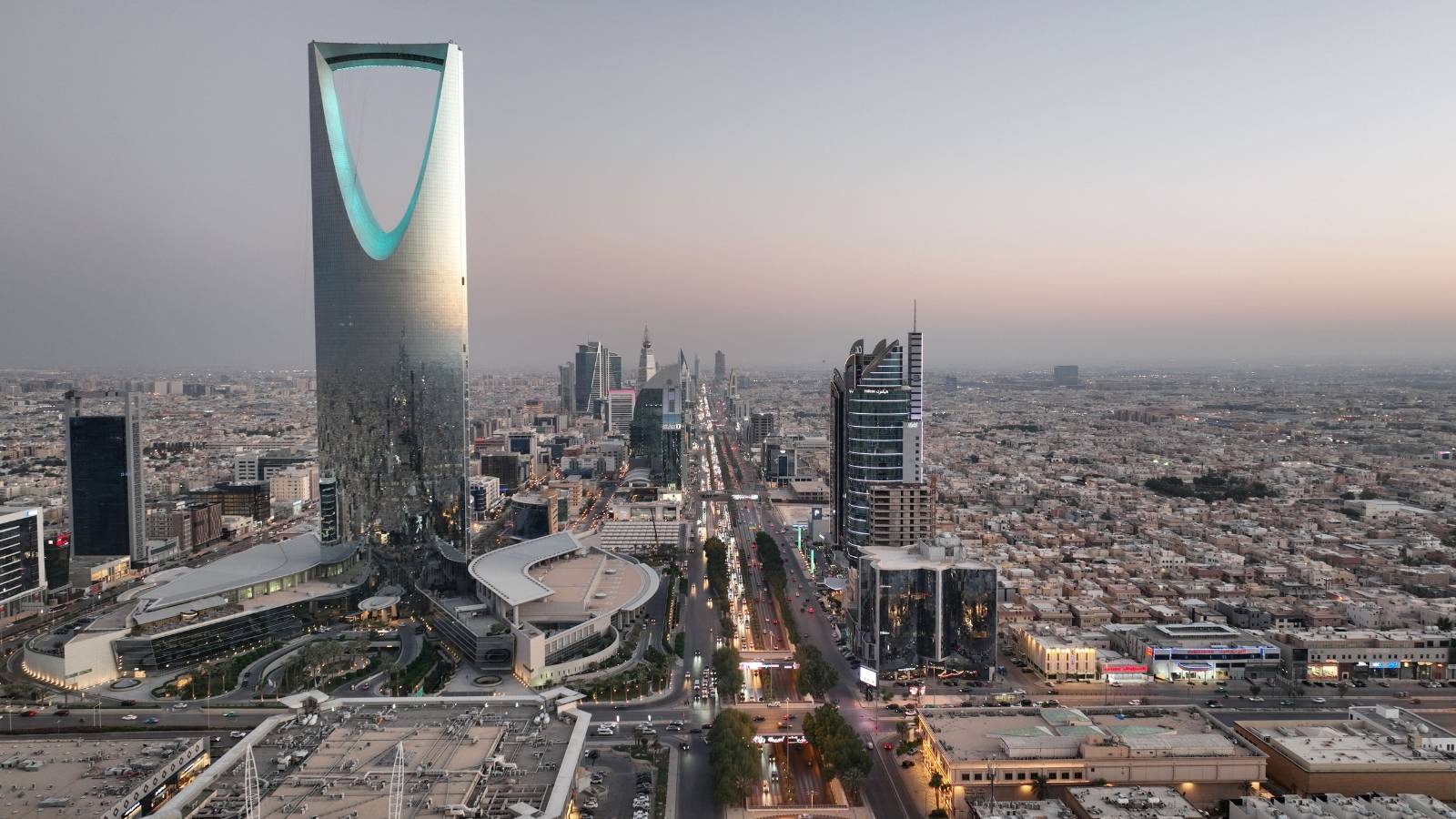 القطاع الخاص السعودي غير النفطي يواصل نموه في أغسطس بدعم التوسع التجاري