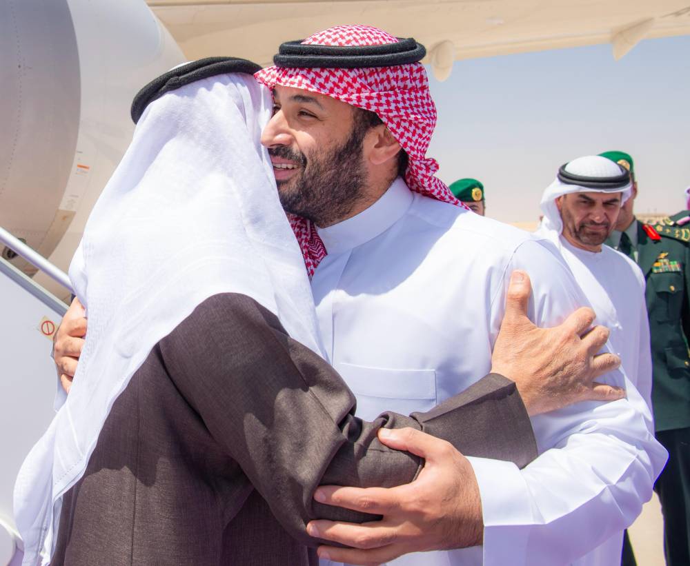 ولي العهد السعودي ورئيس الإمارات يستعرضان تطورات الأوضاع الإقليمية